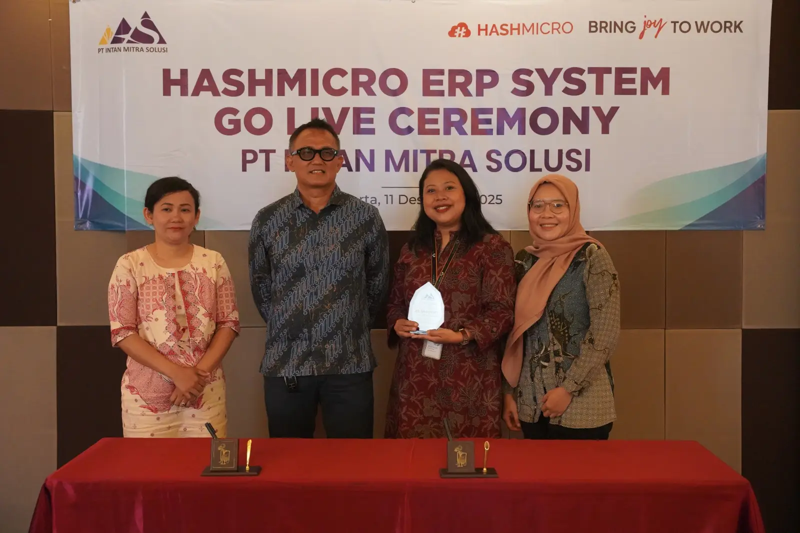 Home Page 15 serah terima penghargaan di Hashmicro ERP System